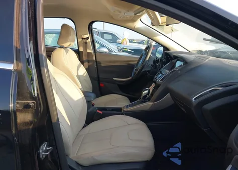 2016 Ford Focus Titanium z USA, uszkodzony, nr VIN 1FADP3N23GL339780